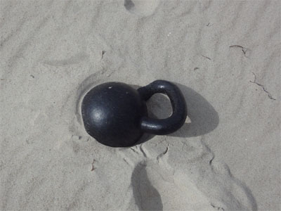 Eine Kettlebell im Sand